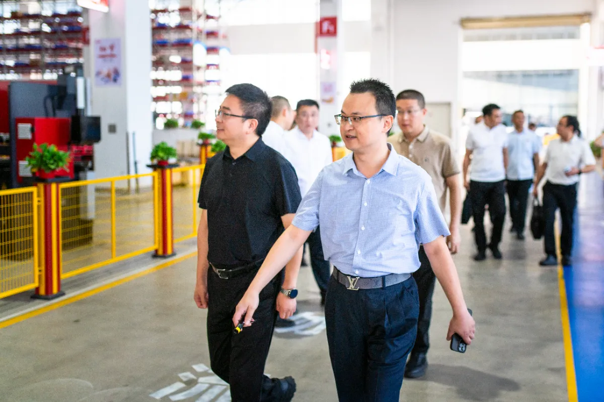 奥斯玛总经理刘建国陪同恩阳区委书记杨波参观企业生产基地，实地介绍公司智能制造实力，推动政企交流合作。
