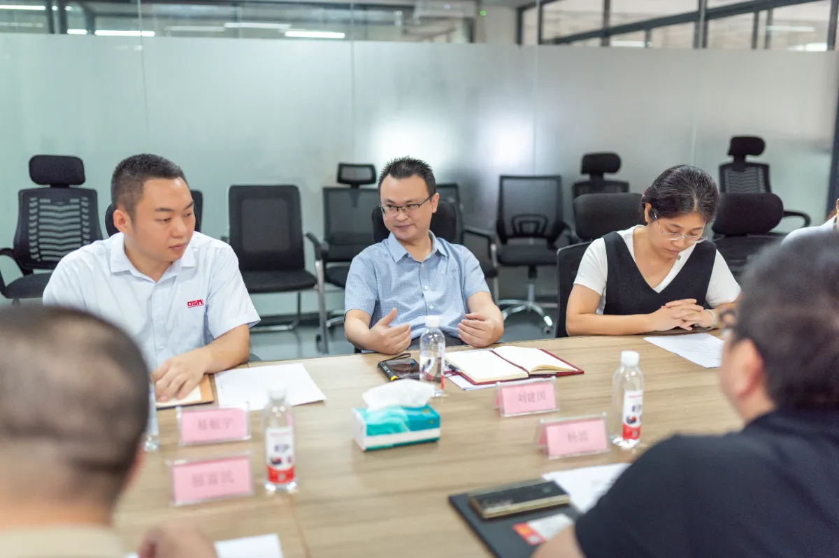 奥斯玛总经理刘建国在恩阳区委书记杨波来访期间，主持投资促进会议并发表讲话，展示企业发展愿景与合作信心。