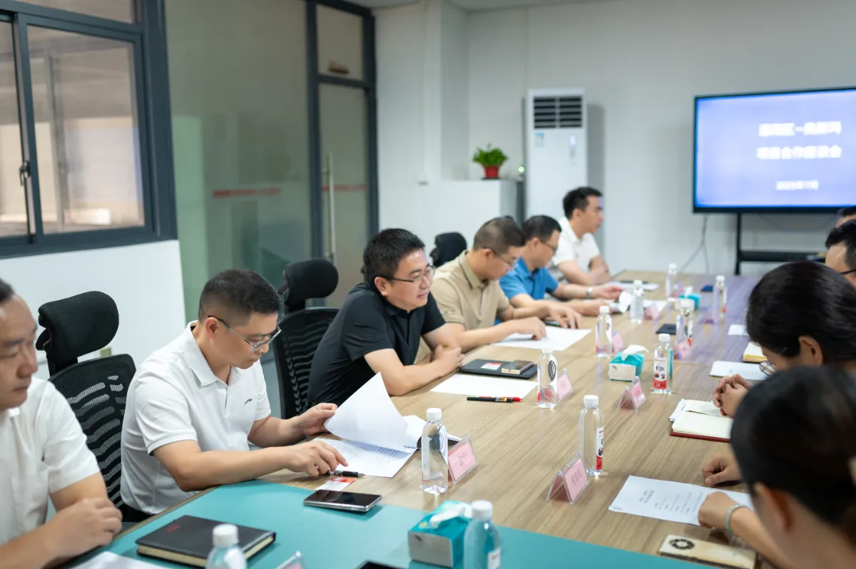 恩阳区委书记杨波在奥斯玛召开投资促进会议，侧面视角捕捉其发表讲话瞬间，展现政企深度交流场景。