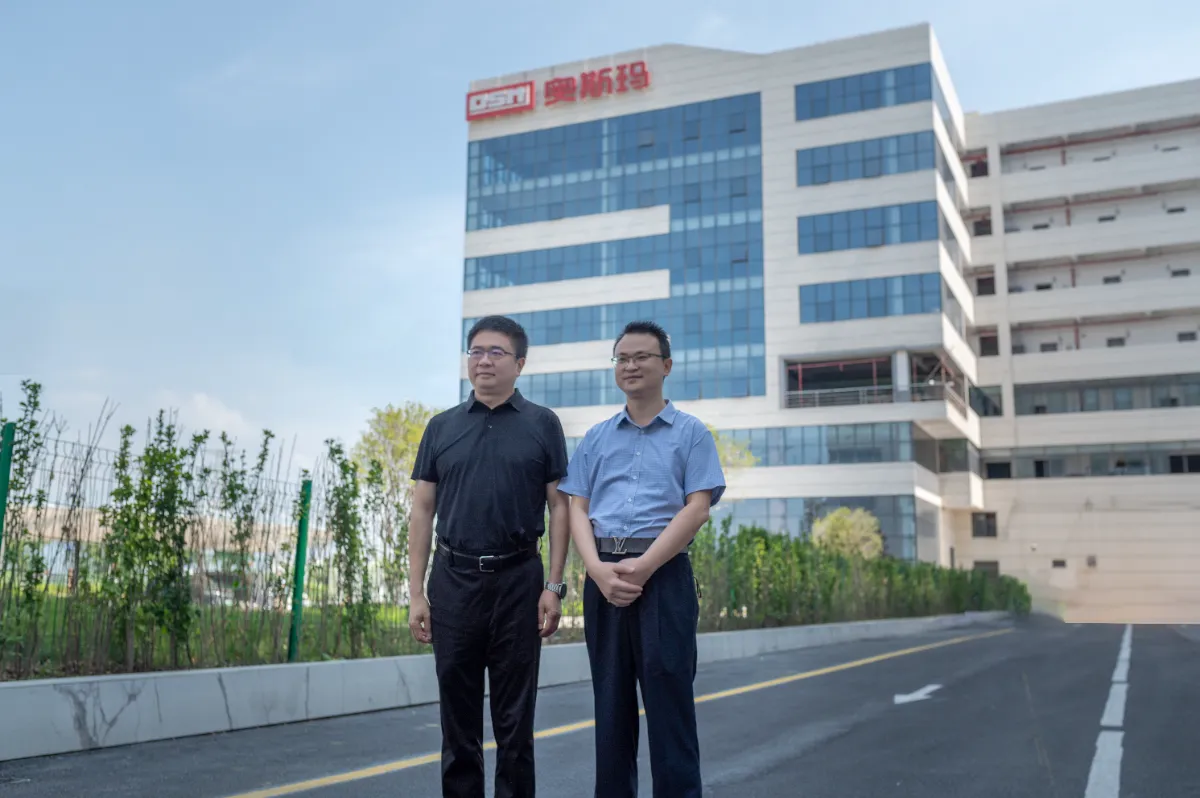 恩阳区委书记参观奥斯玛数控设备公司并与总经理刘建国合影留念，展示政企交流与合作发展。