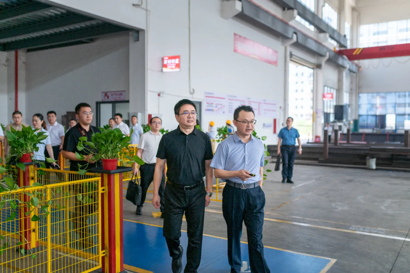 奥斯玛总经理刘建国陪同恩阳区委书记杨波参观企业生产基地，实地介绍公司智能制造实力，推动政企交流合作。
