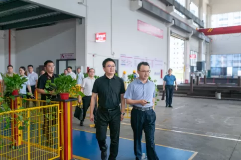 奥斯玛总经理刘建国陪同恩阳区委书记杨波参观企业生产基地，实地介绍公司智能制造实力，推动政企交流合作。